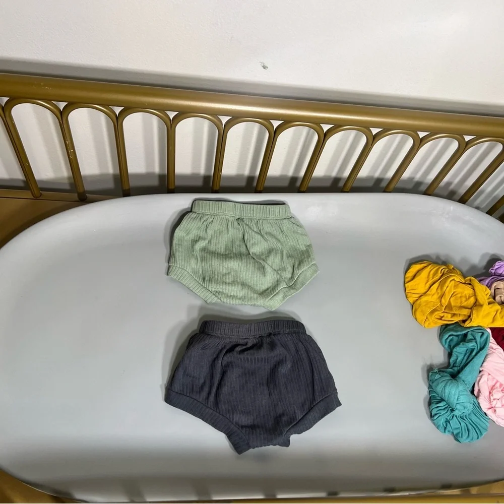 Neutral baby cat & jack Bloomers Set size newborn with boho colorful hats